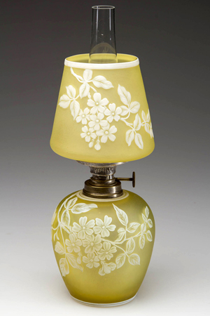A rare English cameo floral and leaf pattern art glass miniature lamp sold for $11,500 at Jeffrey S. Evans’ auction of Part II of Marjorie Hulsebus’ miniature lighting collection. This was the top seller of the day. Jeffrey S. Evans & Associates image.