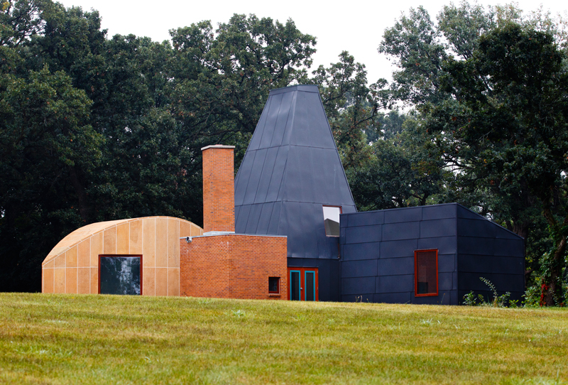 Guesthouse designed by Frank Gehry sells for $905,000
