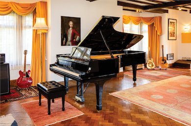 Elton John&#8217;s Steinway piano captures $915K at Heritage